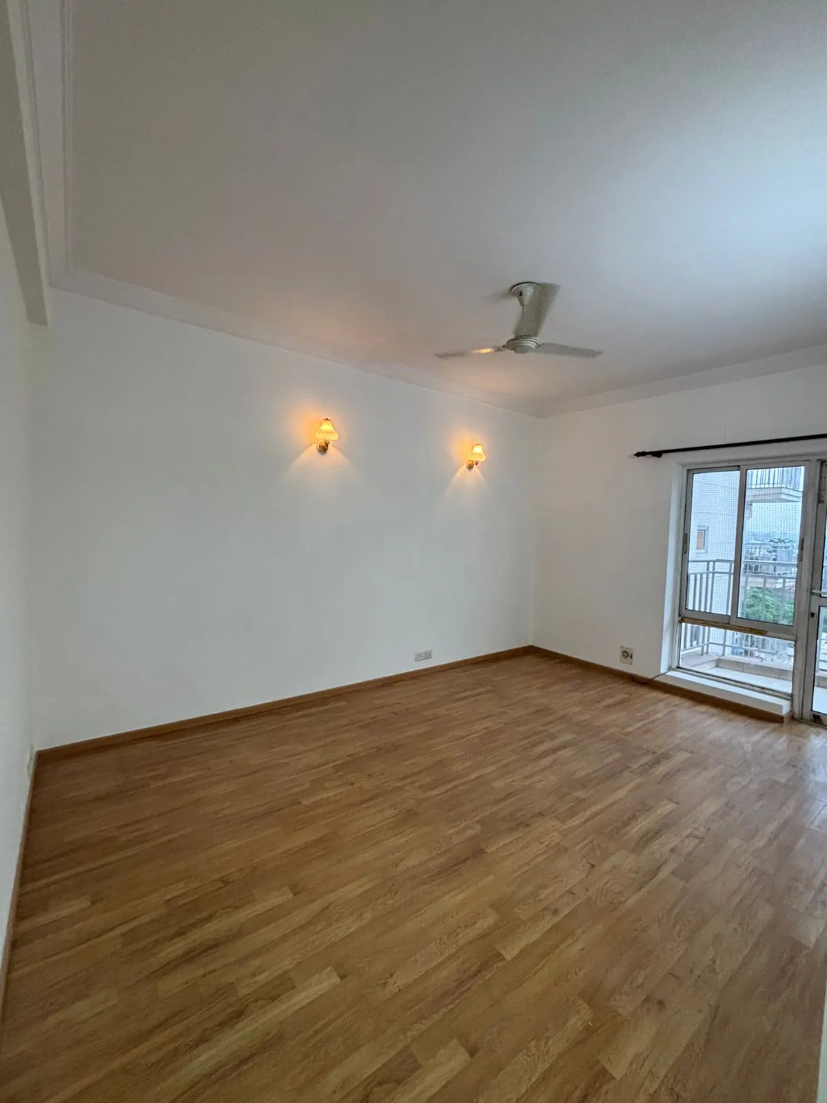 3 BHK + 1 Semi Furnished Apartment for rent in Uniworld City Gurugram