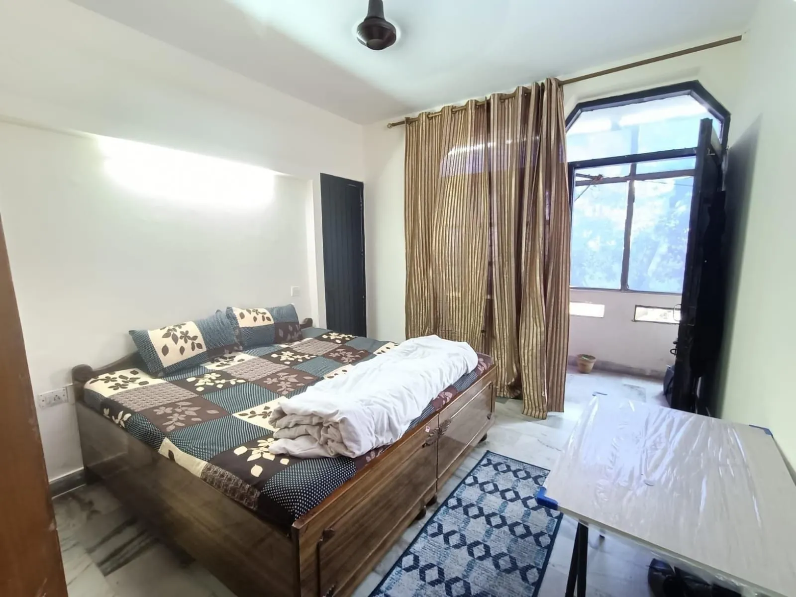 3 BHK Semi Furnished Apartment for rent in East of New Delhi