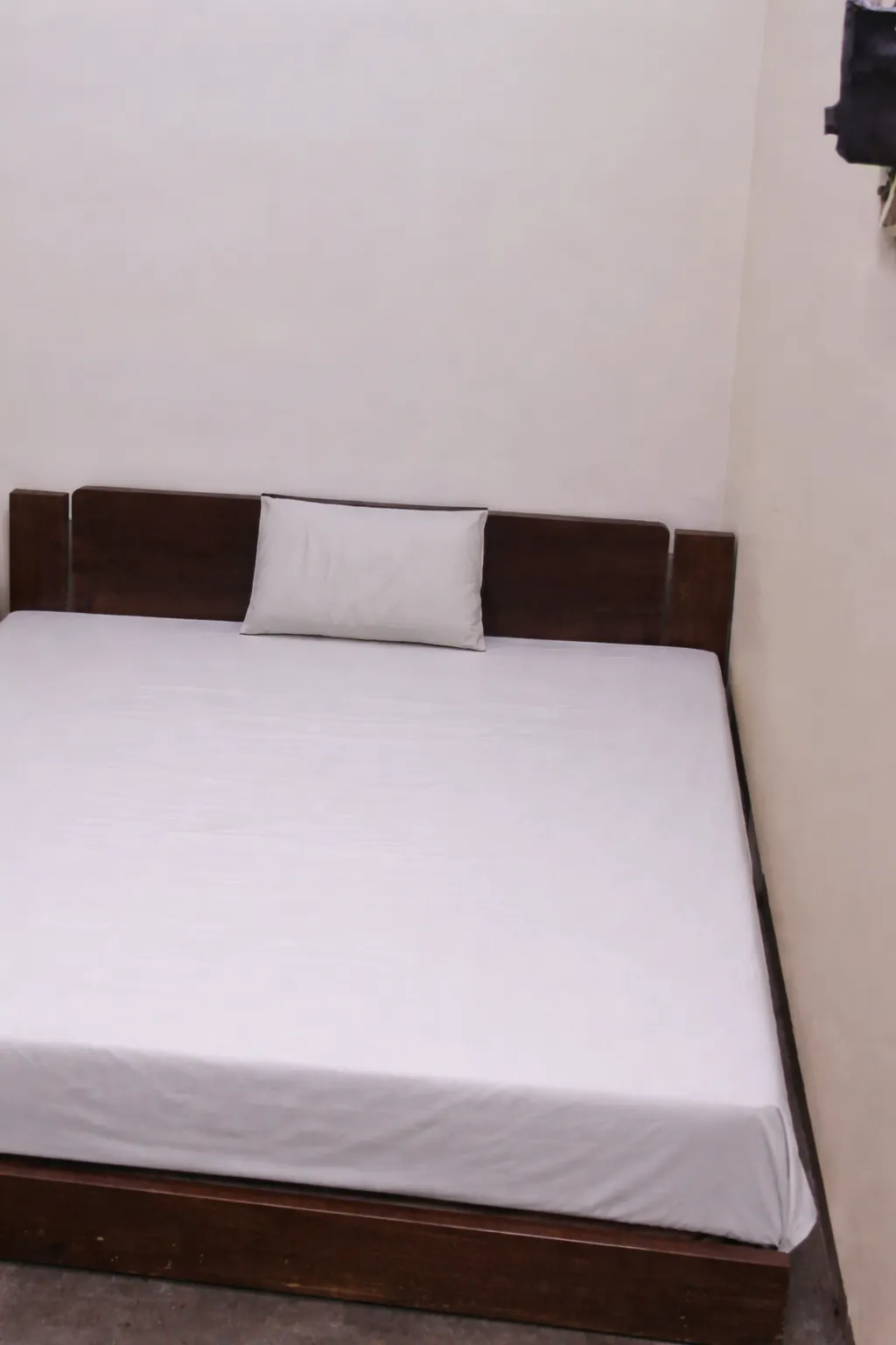 1 Rk Semi Furnished Room for rent in Sector 19 Noida