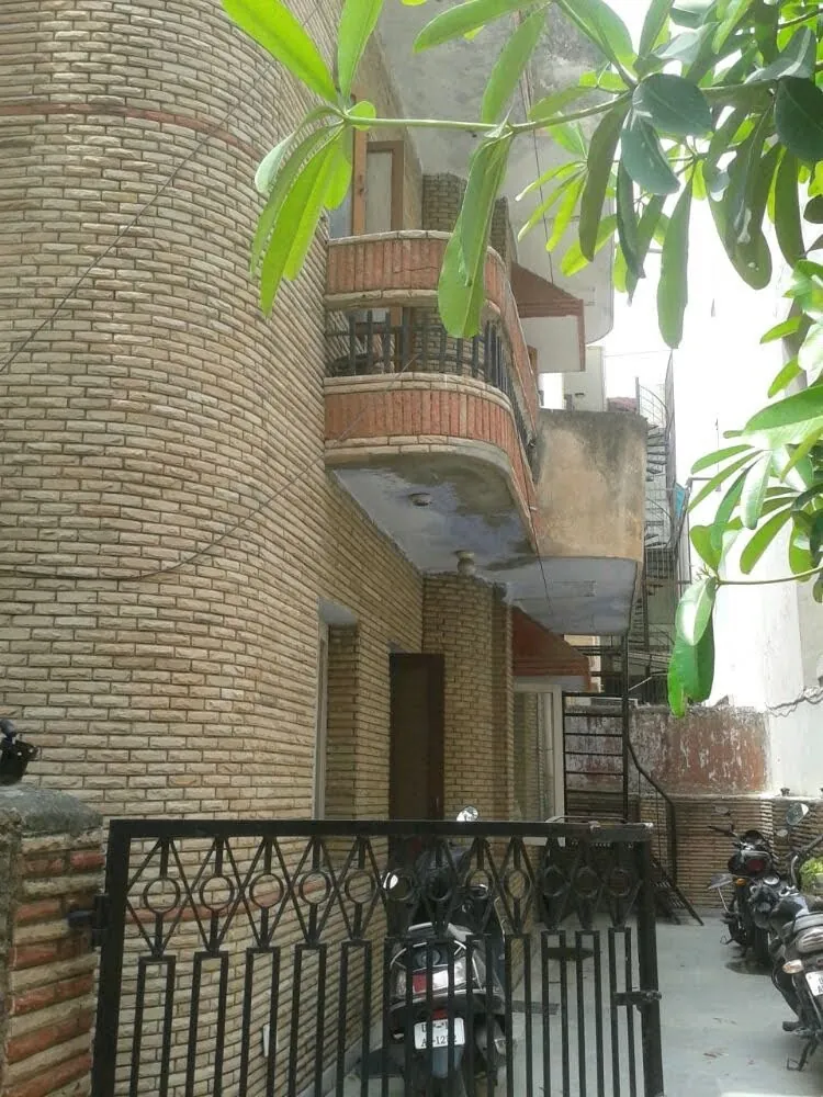 1 Rk Semi Furnished Room for rent in Sector 26 Noida