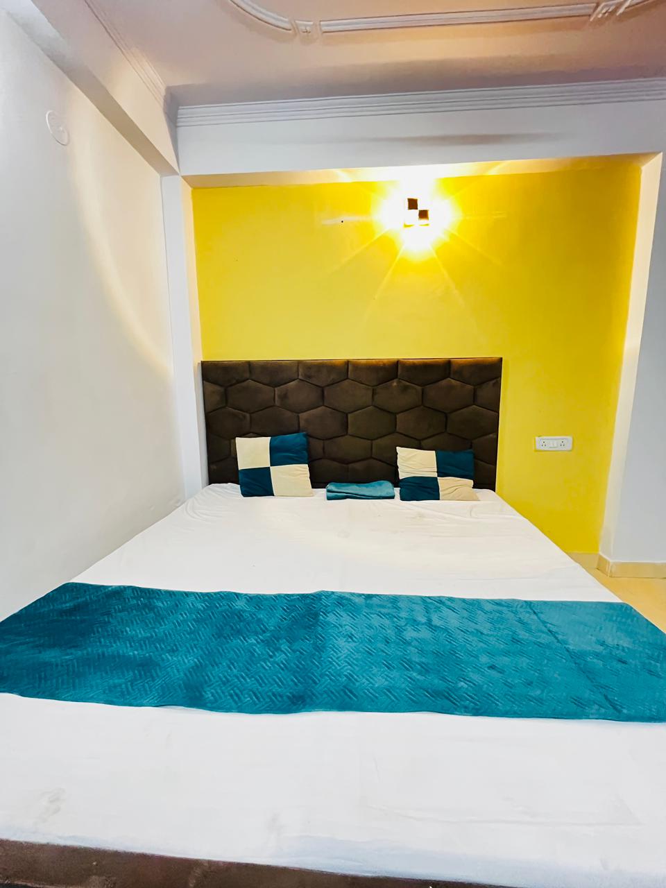 2 BHK Furnished Flat for Rent in Sainik Farm, New Delhi