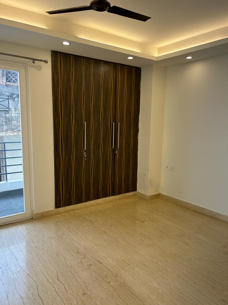 3 BHK Semi-Furnished Flat for Rent in Sector 43, Gurugram