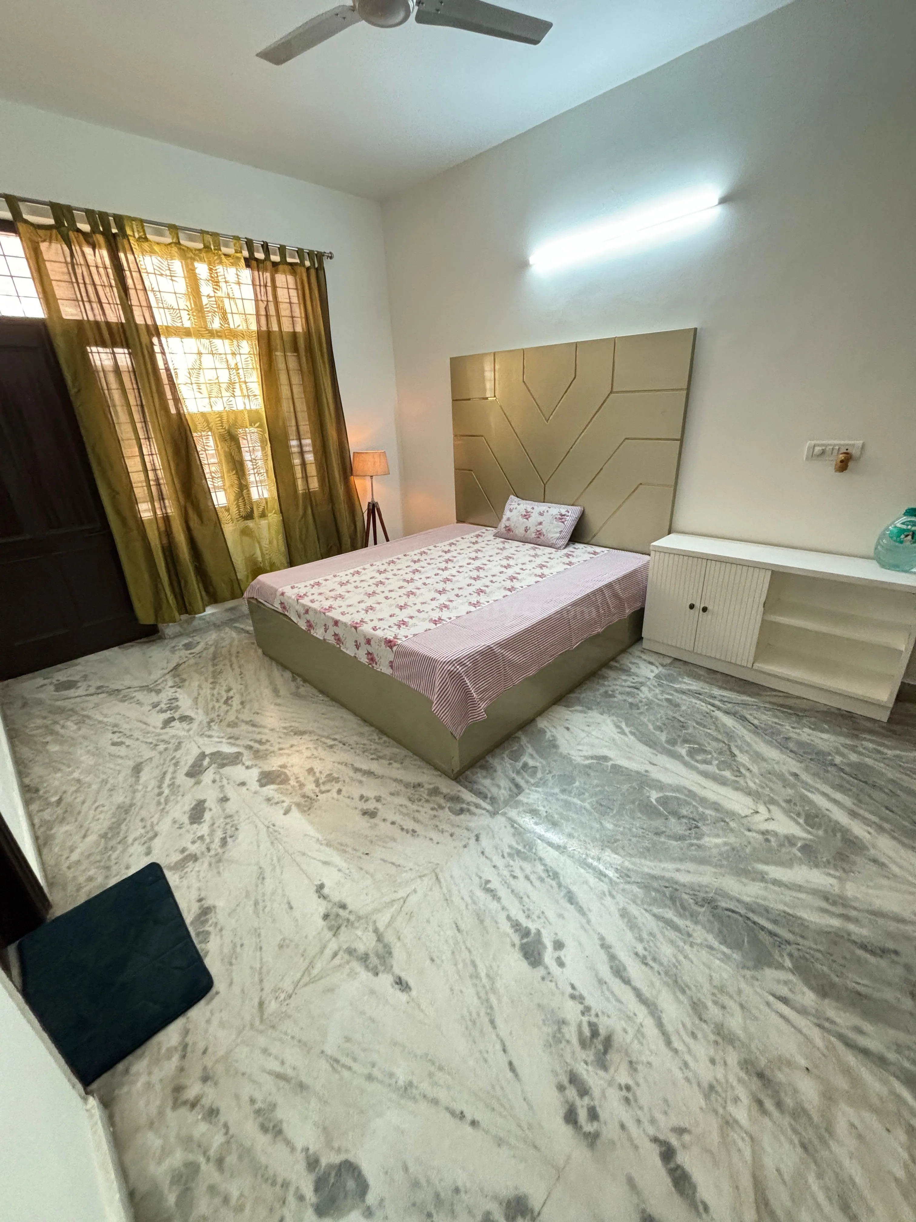 3 BHK Furnished Builder Floor for Rent in Sector 43, Gurugram
